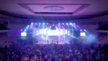 Tezahürat 'ın Soyut Arkaplanının Odaklanmamış Renkli Işık Atraksiyonu ile Konser Seyircisi