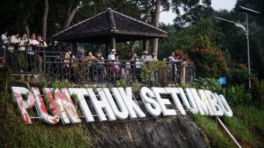 Magelang Regency, Central Java, Endonezya - 14 Haziran 2024: Punthuk Setumbu Tepesi 'nde birçok turistle birlikte dönüm noktası