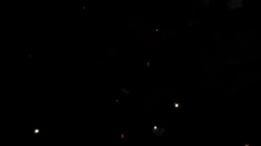 Gece karanlığında ışıl ışıl havai fişekler