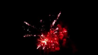 Gece karanlığında ışıl ışıl havai fişekler