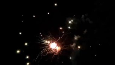 Gece karanlığında ışıl ışıl havai fişekler