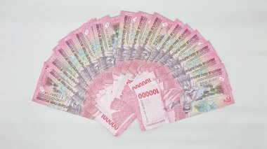 Endonezya banknotları katlanan yelpaze gibi düzenlenir. 100.000 rupia 'lık banknot koleksiyonu