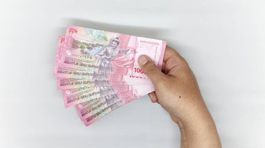 100.000 rupia değerinde Endonezya banknotları.