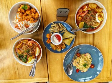 Sofrada İtalya, Asya ve Batı 'dan çeşitli lezzetli kafe yemekleri ve atıştırmalıklar servis ediliyor.