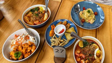 Sofrada İtalya, Asya ve Batı 'dan çeşitli lezzetli kafe yemekleri ve atıştırmalıklar servis ediliyor.