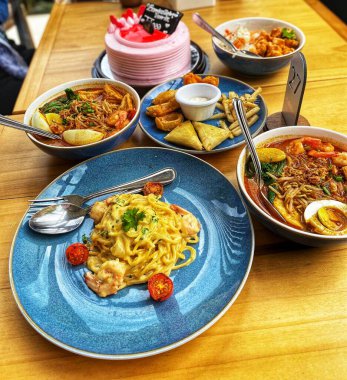 İtalya, Asya ve Batı 'dan çeşitli lezzetli kafe yemekleri ve atıştırmalıklar masada servis ediliyor.