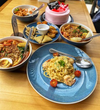 İtalya, Asya ve Batı 'dan çeşitli lezzetli kafe yemekleri ve atıştırmalıklar masada servis ediliyor.