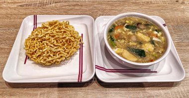 I Fu Mie veya Yi Fu Mein (Kuru Erişte), Endonezya 'nın tipik çıtır çıtır erişte yemeği, kalın sos, köfte, deniz ürünleri ve sebze ile servis edilir..