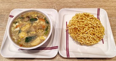 I Fu Mie veya Yi Fu Mein (Kuru Erişte), Endonezya 'nın tipik çıtır çıtır erişte yemeği, kalın sos, köfte, deniz ürünleri ve sebze ile servis edilir..