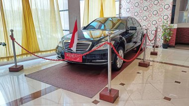 Batu City, Doğu Java Eyaleti, Endonezya - Mart 2025: Grand City Batu Hotel bölgesinde gösterilen siyah sedan arabası