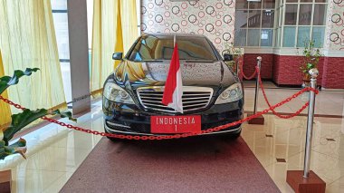Batu City, Doğu Java Eyaleti, Endonezya - Mart 2025: Grand City Batu Hotel bölgesinde gösterilen siyah sedan arabası