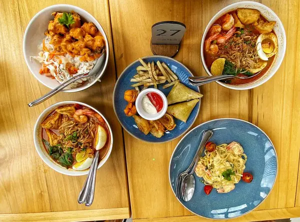 Sofrada İtalya, Asya ve Batı 'dan çeşitli lezzetli kafe yemekleri ve atıştırmalıklar servis ediliyor.