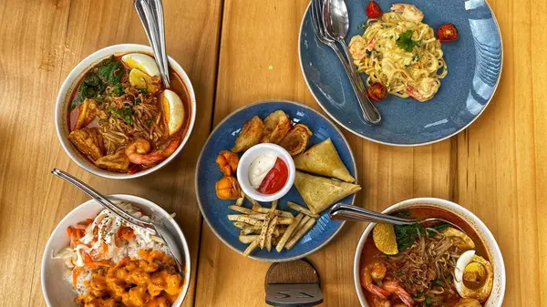 Sofrada İtalya, Asya ve Batı 'dan çeşitli lezzetli kafe yemekleri ve atıştırmalıklar servis ediliyor.