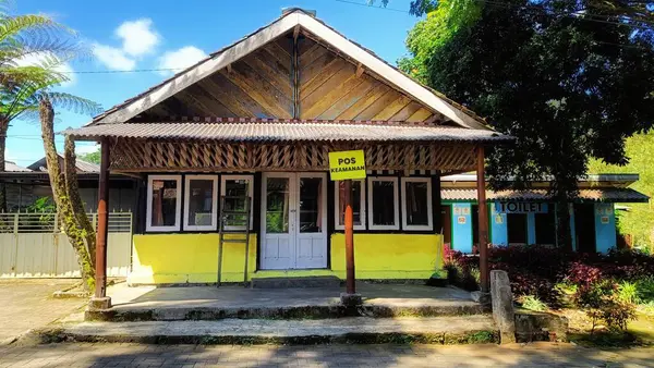 Ahşap ve bambudan yapılmış geleneksel bir ev.