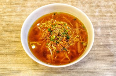 Lezzetli Yüksek Açı Manzaralı Tavuk, sebze ve et suyu ile bir kase sarı erişte