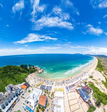 Kumlu Brezilya sahilleri ve yeşil denizli güneşli bir günde muhteşem doğa korunmuş.