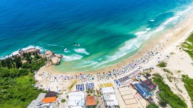 Kumlu Brezilya sahilleri ve yeşil denizli güneşli bir günde muhteşem doğa korunmuş.