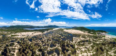 Kumlu Brezilya sahilleri ve yeşil denizli güneşli bir günde muhteşem doğa korunmuş.