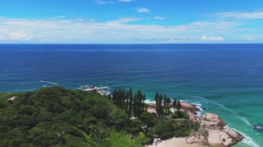 Kumlu Brezilya sahilleri ve yeşil denizli güneşli bir günde muhteşem doğa korunmuş.