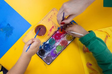 Oyundaki Küçük Sanatçılar: Elleri Yüzen Fırçalar Canlı Suluboya, Okulda Yaratıcılık Çiçeği