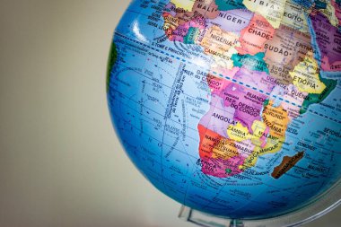 Dünyayı Keşfeden: Kıtaların, Ülkelerin ve Öğrenme İçin Coğrafi Detayların yer aldığı Renkli Bir Okul Küresi