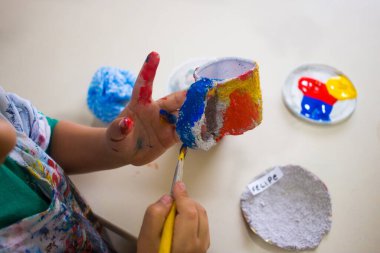 Oyundaki Küçük Sanatçılar: Elleri Yüzen Fırçalar Canlı Suluboya, Okulda Yaratıcılık Çiçeği