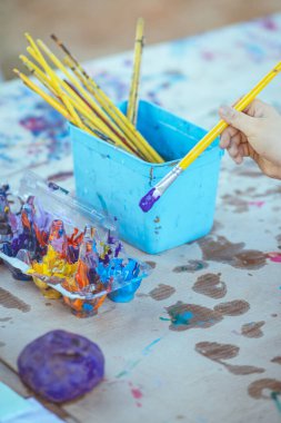 Yaratıcı Kıvılcımlar Uçuyor: Çocuklar Resim, Çizim, Clay, Canlı Renkler ve Okuldaki Melodik İlham yoluyla Sanatı Keşfediyor