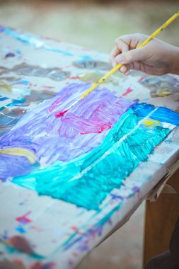 Yaratıcı Kıvılcımlar Uçuyor: Çocuklar Resim, Çizim, Clay, Canlı Renkler ve Okuldaki Melodik İlham yoluyla Sanatı Keşfediyor