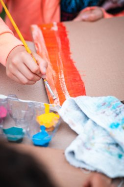 Yaratıcı Kıvılcımlar Uçuyor: Çocuklar Resim, Çizim, Clay, Canlı Renkler ve Okuldaki Melodik İlham yoluyla Sanatı Keşfediyor