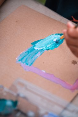 Yaratıcı Kıvılcımlar Uçuyor: Çocuklar Resim, Çizim, Clay, Canlı Renkler ve Okuldaki Melodik İlham yoluyla Sanatı Keşfediyor