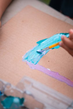 Yaratıcı Kıvılcımlar Uçuyor: Çocuklar Resim, Çizim, Clay, Canlı Renkler ve Okuldaki Melodik İlham yoluyla Sanatı Keşfediyor