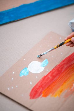 Yaratıcı Kıvılcımlar Uçuyor: Çocuklar Resim, Çizim, Clay, Canlı Renkler ve Okuldaki Melodik İlham yoluyla Sanatı Keşfediyor