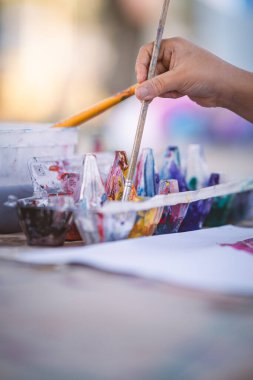 Yaratıcı Kıvılcımlar Uçuyor: Çocuklar Resim, Çizim, Clay, Canlı Renkler ve Okuldaki Melodik İlham yoluyla Sanatı Keşfediyor