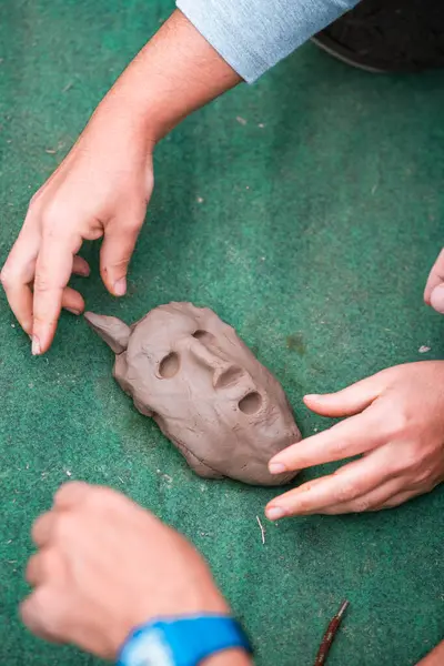 Yaratıcı Kıvılcımlar Uçuyor: Çocuklar Resim, Çizim, Clay, Canlı Renkler ve Okuldaki Melodik İlham yoluyla Sanatı Keşfediyor