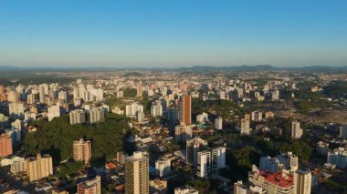 Açık Gökyüzü Altında Yeşil Alanlar ve Binaları Olan Orta Boyutlu Brezilya Şehri Panoramik Drone Görünümü