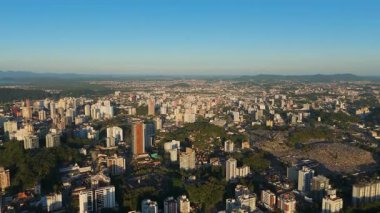 Açık Gökyüzü Altında Yeşil Alanlar ve Binaları Olan Orta Boyutlu Brezilya Şehri Panoramik Drone Görünümü