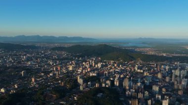 Açık Gökyüzü Altında Yeşil Alanlar ve Binaları Olan Orta Boyutlu Brezilya Şehri Panoramik Drone Görünümü