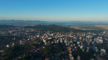 Açık Gökyüzü Altında Yeşil Alanlar ve Binaları Olan Orta Boyutlu Brezilya Şehri Panoramik Drone Görünümü