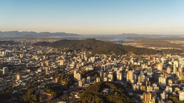 Açık Gökyüzü Altında Yeşil Alanlar ve Binaları Olan Orta Boyutlu Brezilya Şehri Panoramik Drone Görünümü