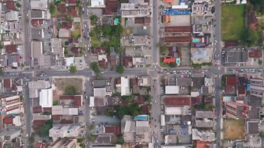 Yaya geçitleri ve kırmızı yaya işaretli işlek kentsel kavşakların hava görüntüsü