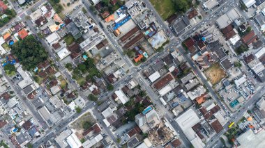 Yaya geçitleri ve kırmızı yaya işaretli işlek kentsel kavşakların hava görüntüsü