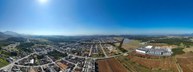Açık Gökyüzü Altında Yeşil Alanlar ve Binaları Olan Orta Boyutlu Brezilya Şehri Panoramik Drone Görünümü