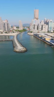 Itapema 'nın modern sahil silueti, Santa Catarina, Brezilya Açık Bir Yaz Günü