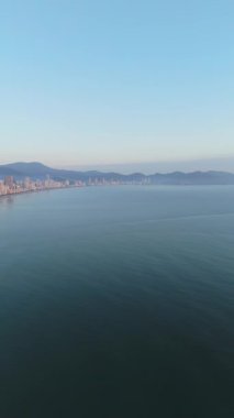 Itapema 'nın modern sahil silueti, Santa Catarina, Brezilya Açık Bir Yaz Günü