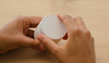 Yumuşak, bakımlı eller nazikçe cildine nemlendirici krem sür..