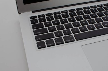 Laptop tuşlarına ve klavyeye inanılmaz yakın çekim, zarafetini ve işlevselliğini yakalıyor..