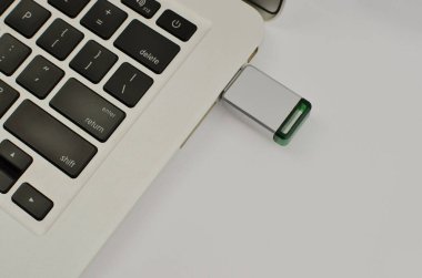 Bilgisayara bağlı Pendrive, teknoloji ve depolama arasındaki mükemmel birlikteliği simgeliyor..