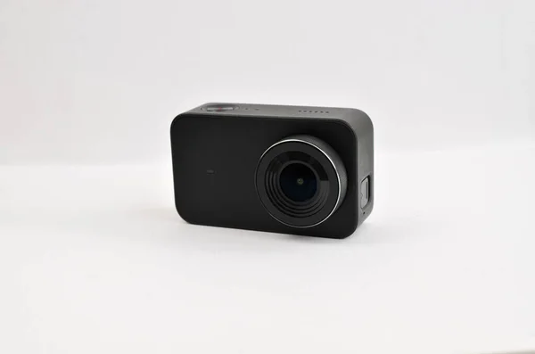 桌上有一个黑色的4K相机 准备用高分辨率捕捉令人兴奋的冒险 — 图库照片
