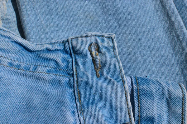 牛仔裤接缝的特写镜头 展示了排列整齐而精确的线条的细节 — 图库照片