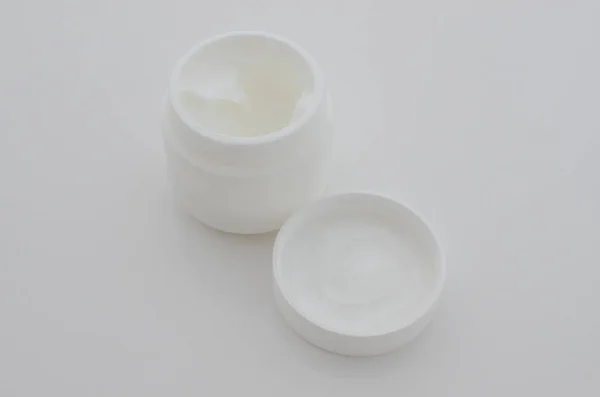 Close Van Een Kleine Pot Witte Crème Symbool Voor Esthetische — Stockfoto